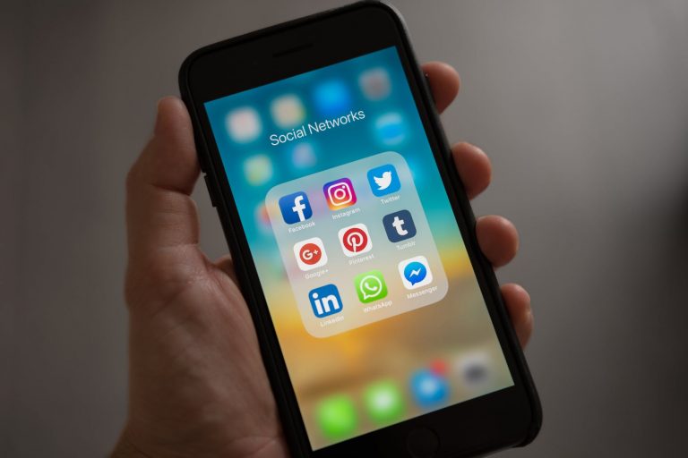 How to navigate the Job market using social media