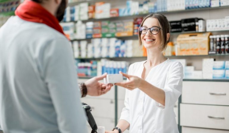 What Does a Pharmacy Assistant Do