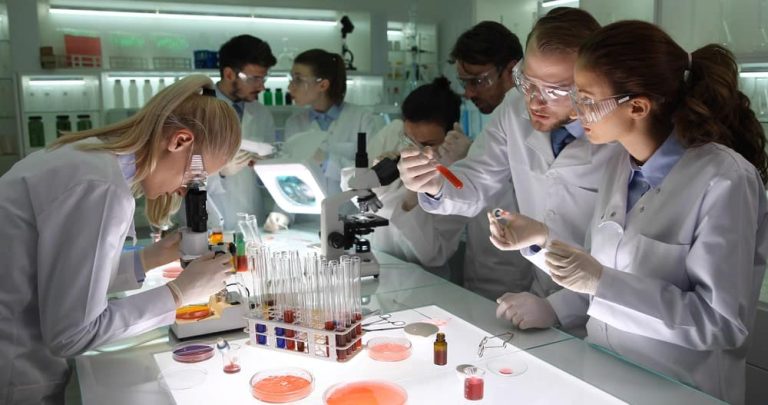What Are The Responsibilities Of A DNA Analyst?